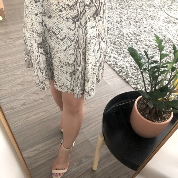 👗NWOT Reformation Gracie Dress Python Print short sleeve ruched Size 4 - Picture 9 of 10